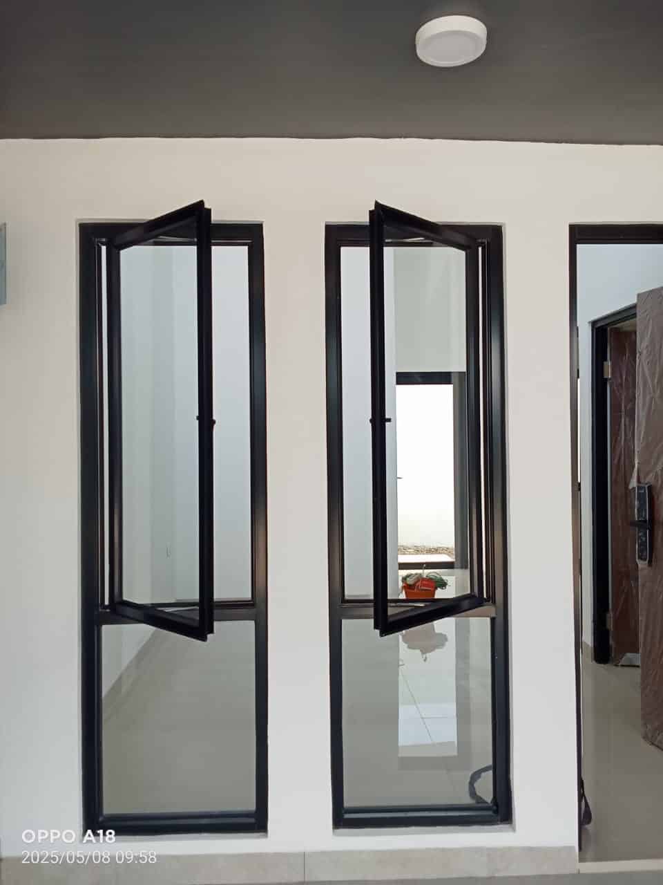 Jendela dan Kaca Mati (Porta)